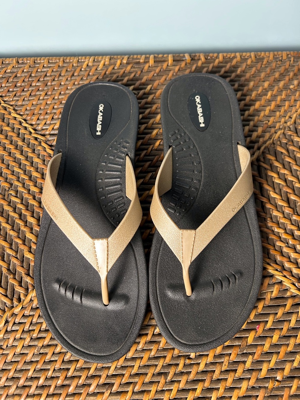 Okabashi Gold Strap Black Footbed Thong Sandals ML Coastal Beachy Casual